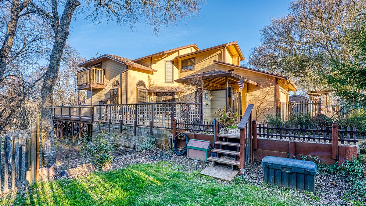 Home among oaks at 1586 Martin Street